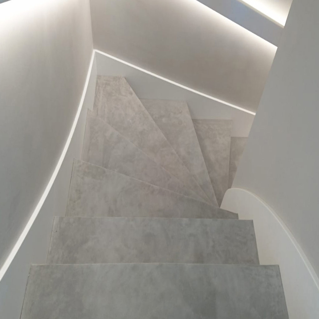 Velourledertreppe in hellem grau.