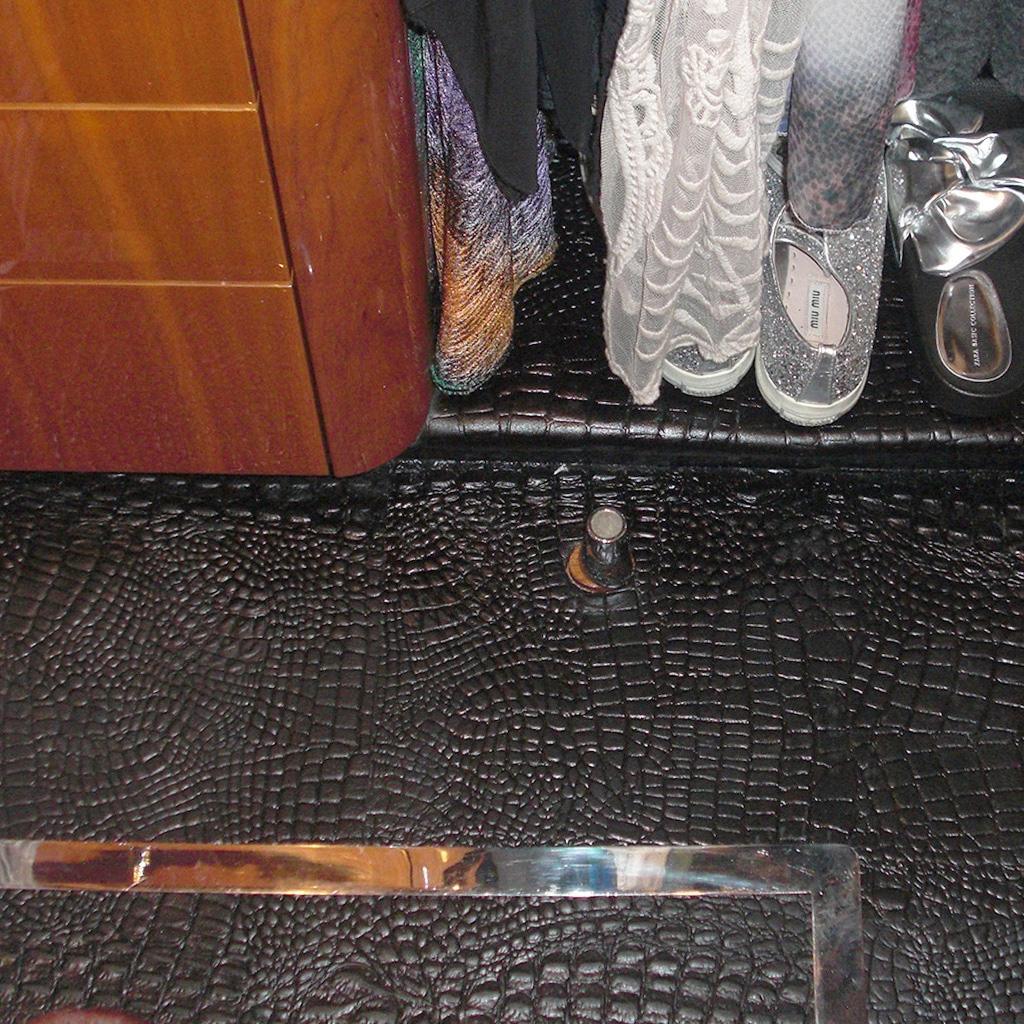 Schwarzer Cayman Optik Lederboden auf Yacht.