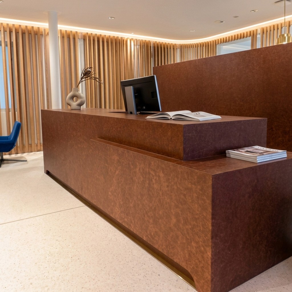 Counter in einer Bank in der Schweiz mit braunem, exklusivem Leder verkleidet.