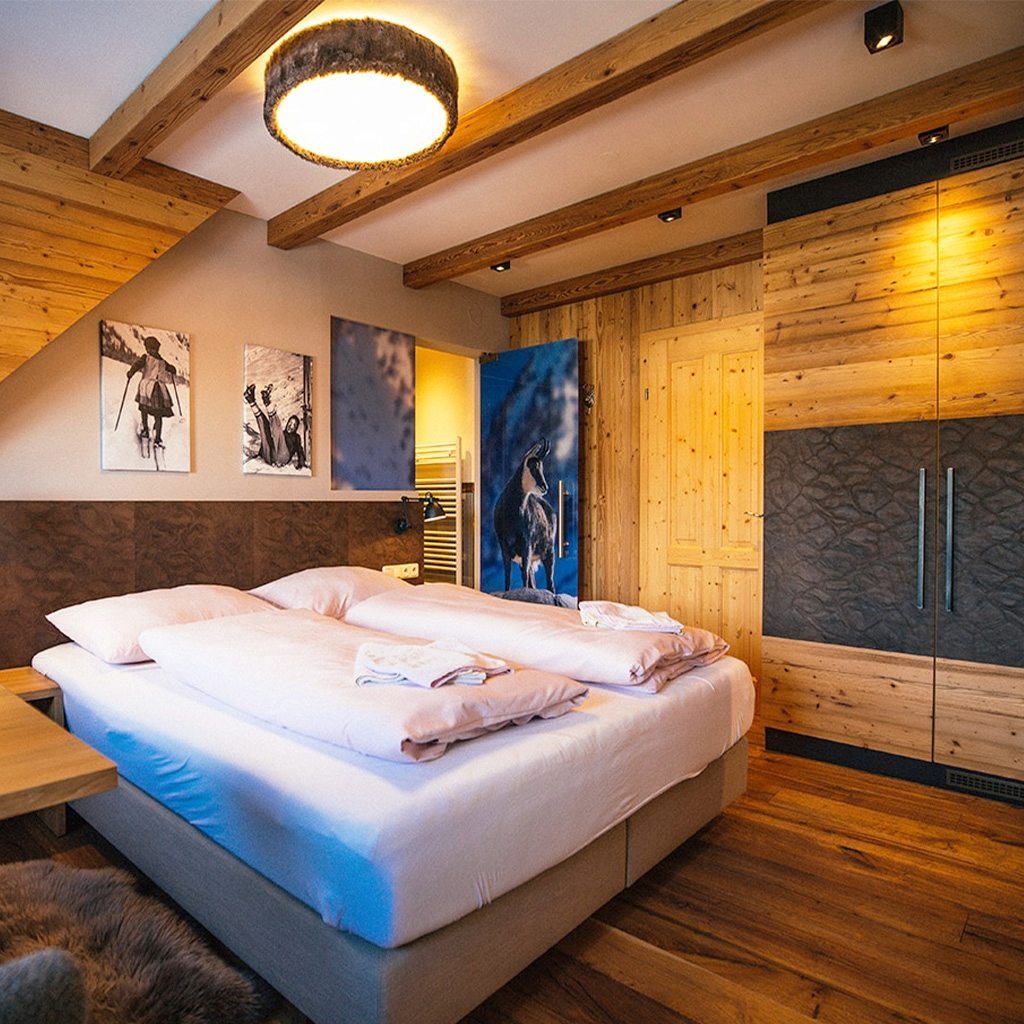 Eingerichtetes Hotelzimmer -Schrank- und Bettveredelung mit "SKINNY" MORO.