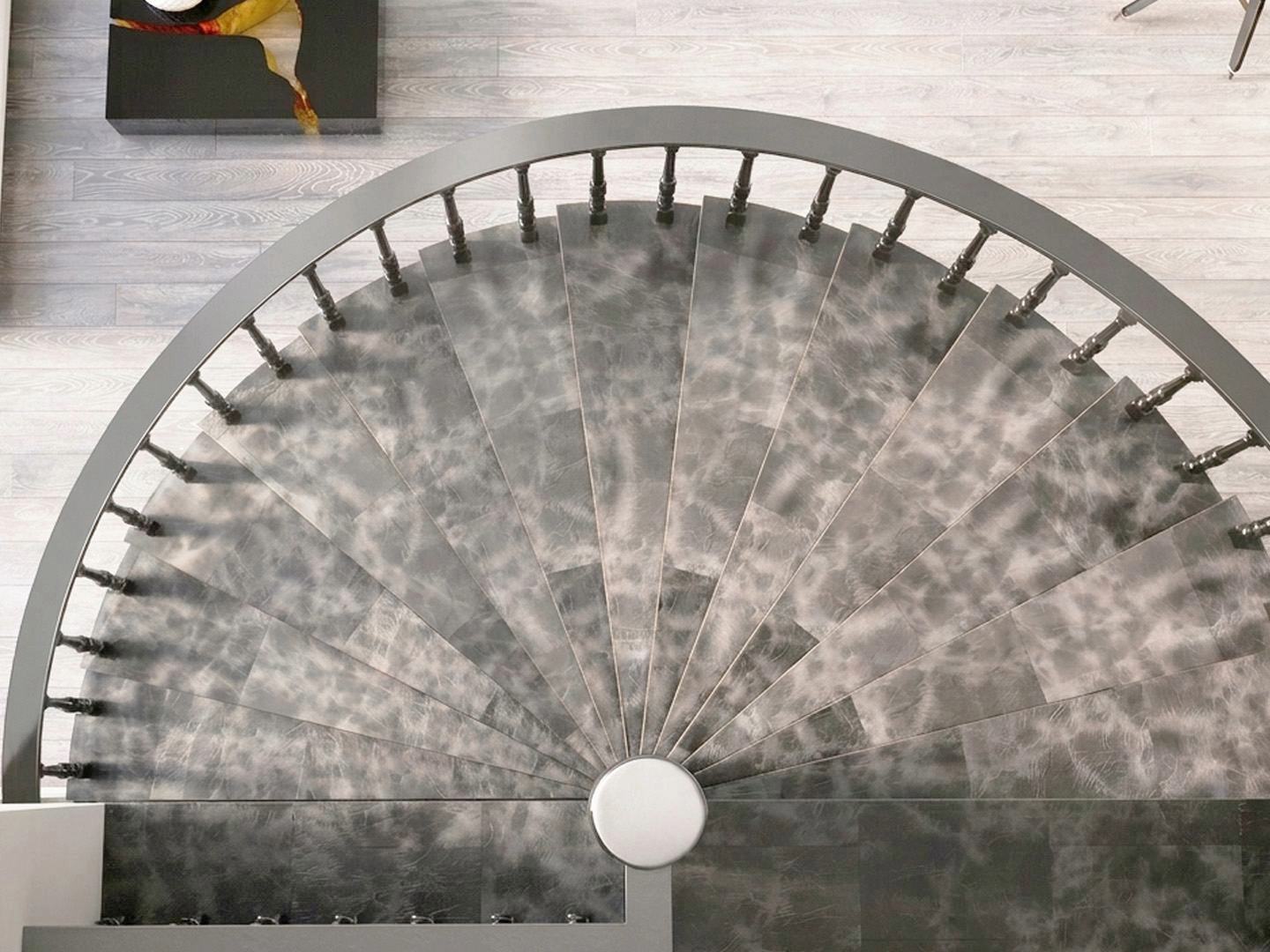 Wendeltreppe mit grauem Leder (moonstone) ausgelegt.