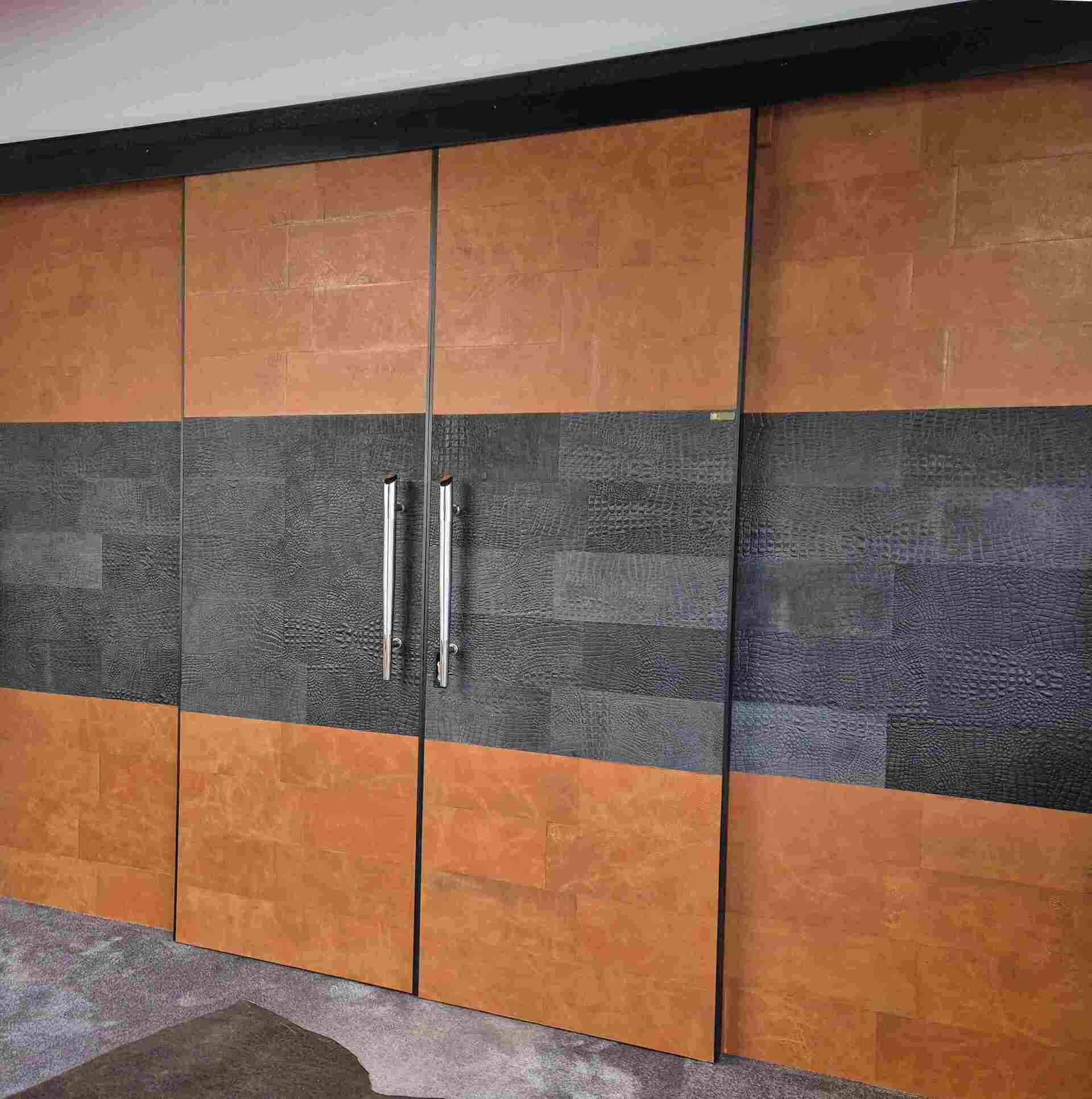 Leder-Schibetüre mit zwei Farben Leder verkleidet -Eingangstüre Lederboden Manufaktur-Showroom