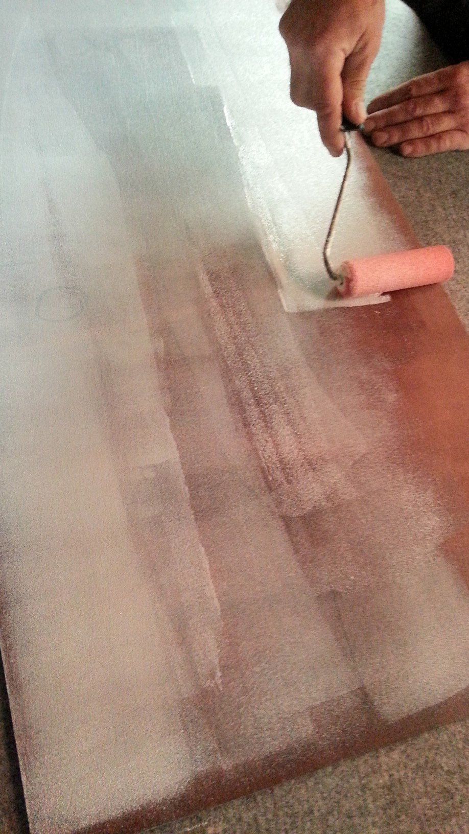 Einrollen mit Kleber per Hand für eine Lederfliese.